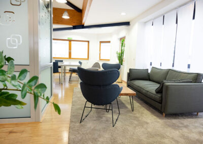 Gemütlicher Loungebereich mit Sesseln, Sofa und einem Tisch